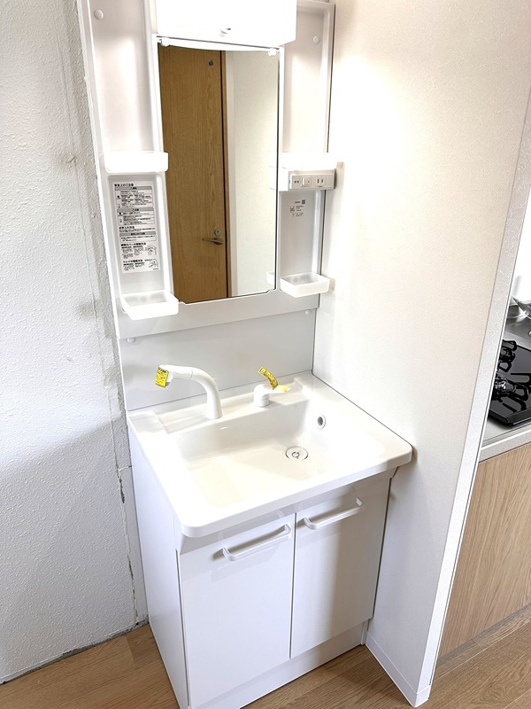 洗面設備　写真は別室の同仕様の設備です。