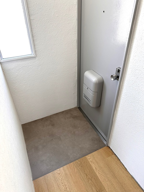 玄関　写真は別室の同仕様の設備です。