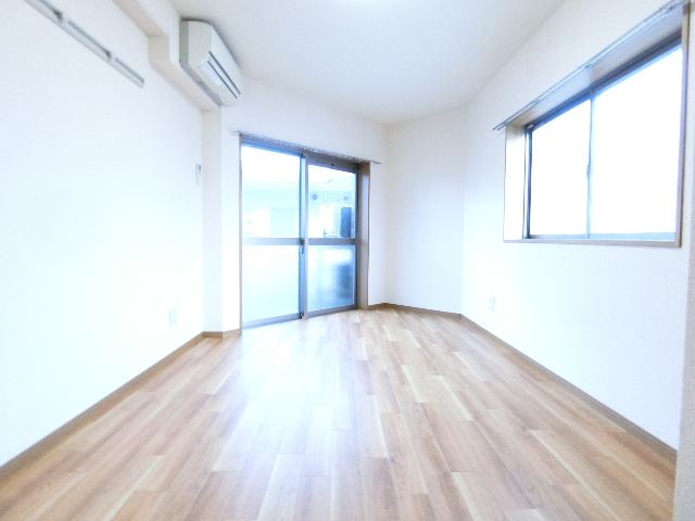 居室・リビング　７．３帖の洋室