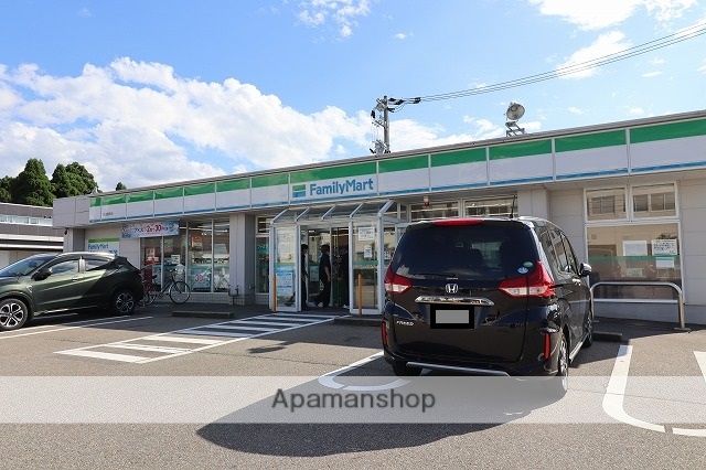 コンビニ　ファミリーマート（コンビニ）まで425m