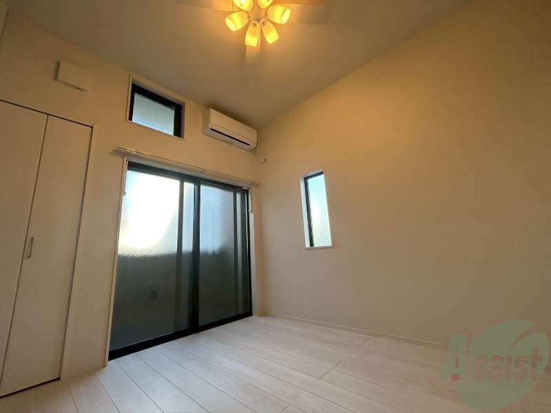 居室・リビング　６．２帖の洋室です。天井が高く開放感のある空間です。