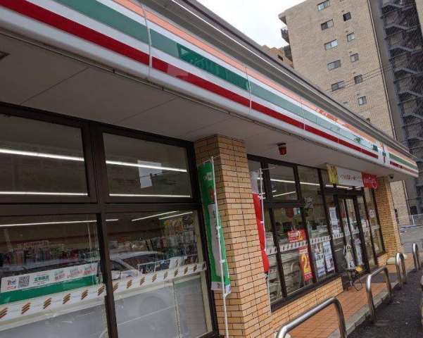 コンビニ　セブンイレブン（コンビニ）まで722m
