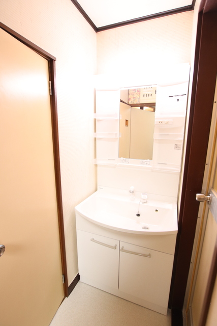 洗面設備　忙しい朝も嬉しいシャワー付き洗面台