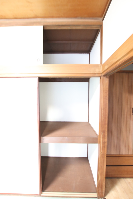 収納　季節物の収納にも便利な押入れと天袋