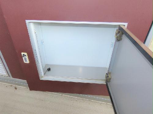 玄関　玄関扉に宅配ボックスあり