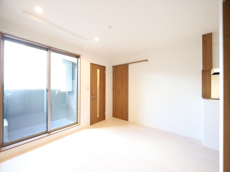 居室・リビング　ＬＤＫ11.2帖　システムキッチン　エアコン完備　バルコニー