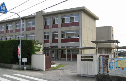 小学校　高砂市立北浜小学校（小学校）まで325m