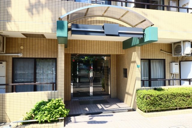 エントランス　落ち着いたエントランスです