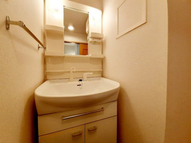 洗面設備　明るい洗面所です