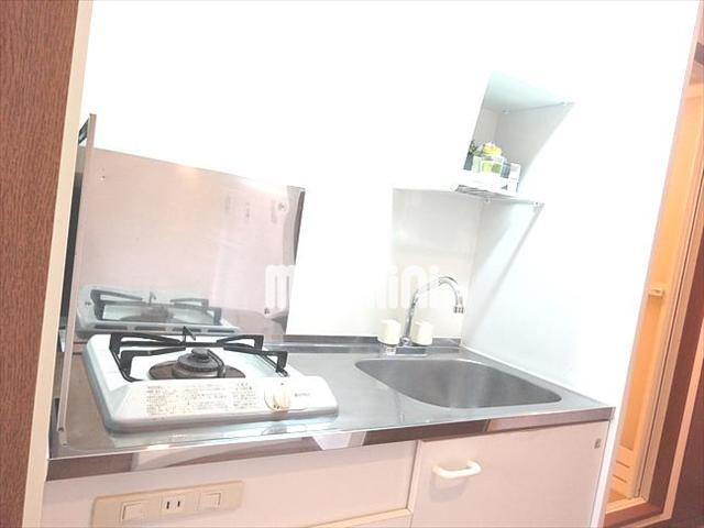 キッチン　コンパクトキッチンで棚もついています。