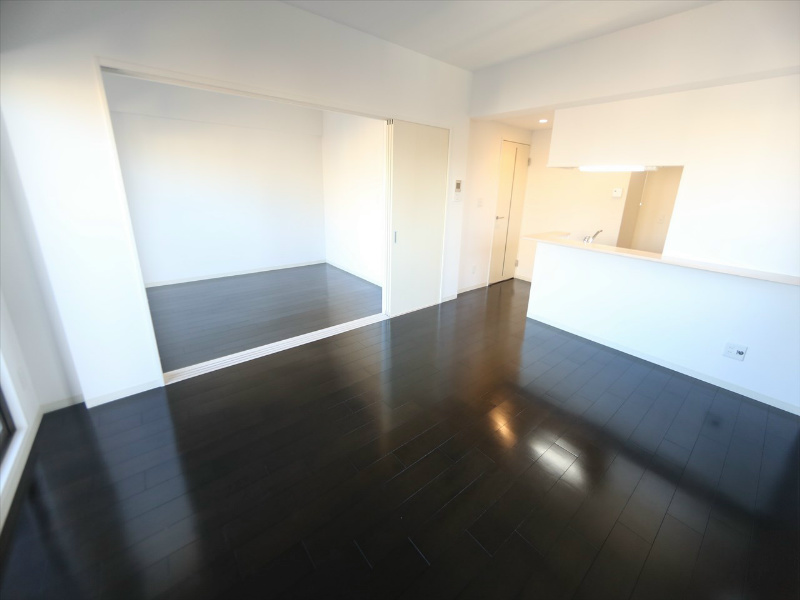 居室・リビング　ＬＤＫ15.2帖　洋室7.4帖と繋げても仕切っても使えます