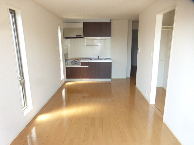 その他部屋・スペース　リビング　別角度より撮影