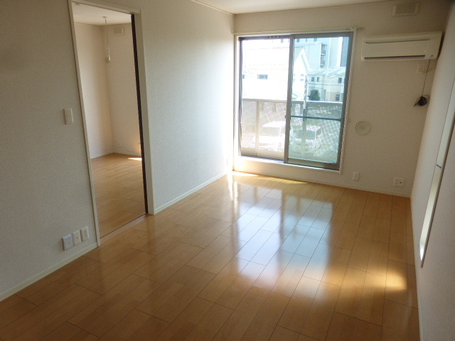 居室・リビング　リビング11.4帖　南向の明るい室内