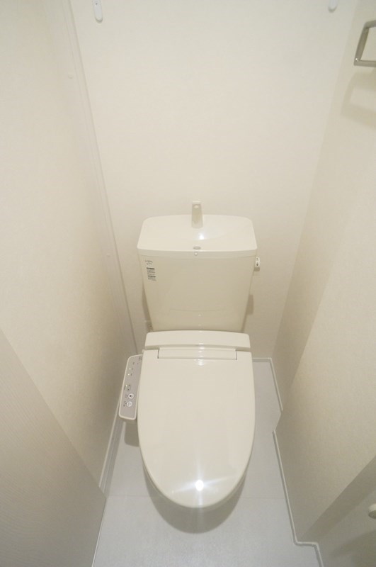 トイレ　人気のバストイレ別。温水洗浄便座付きで、毎日を心地よく。