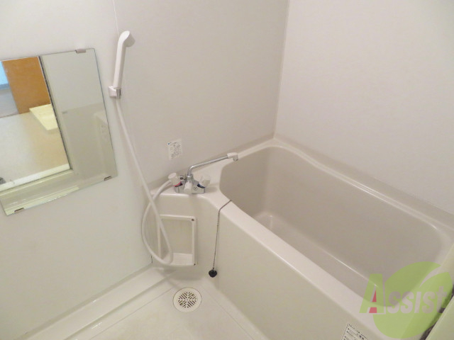 バス・シャワールーム　バスルームは狭すぎずゆったりと過ごせそうです。