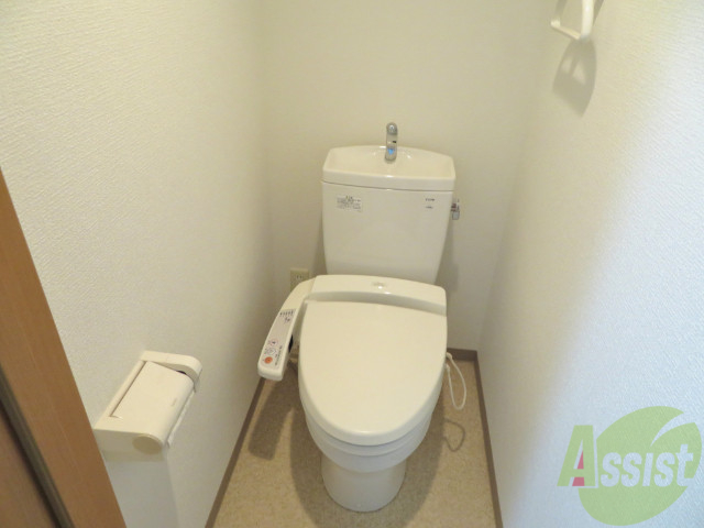 トイレ　嬉しいウォシュレット機能付きです。シャワートイレは便利です。