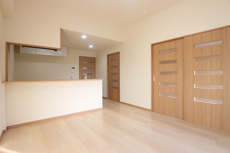 居室・リビング　縦に長く、家具の配置がしやすいリビング。窓も大きくて明るい。