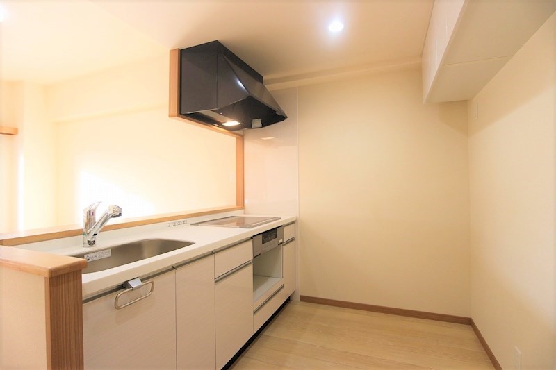 キッチン　3口のIHヒーター付きです。下にはオーブンが置けるスペース。