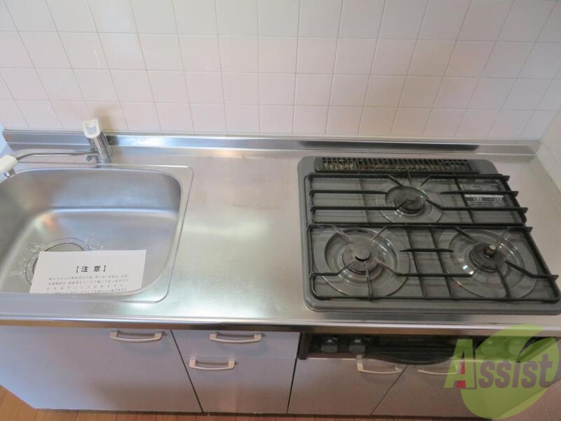 キッチン　システムキッチンで３口もあるので料理の幅も広がりますね。