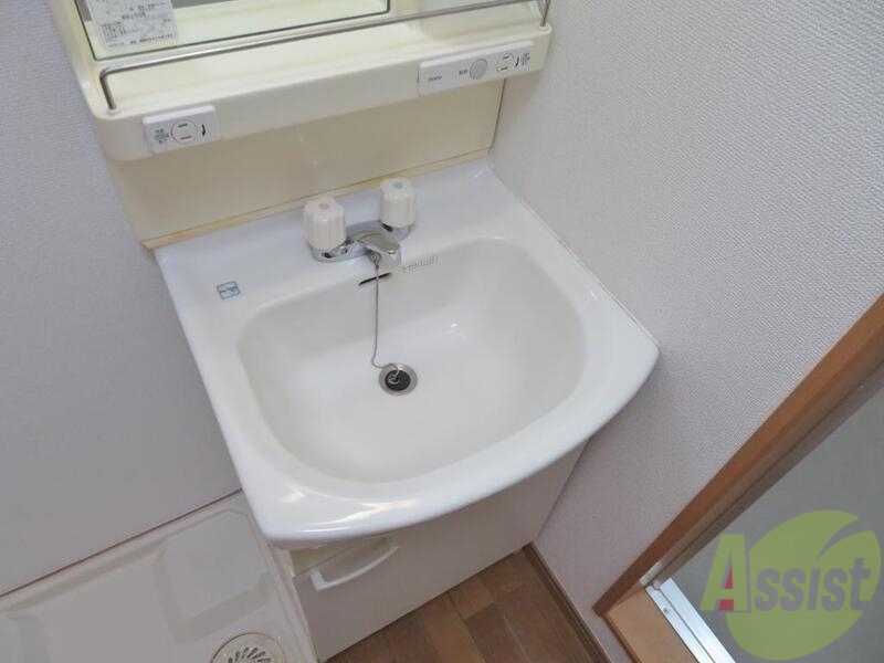 洗面設備　洗面になります。鏡も付いておりますので身だしなみバッチリです
