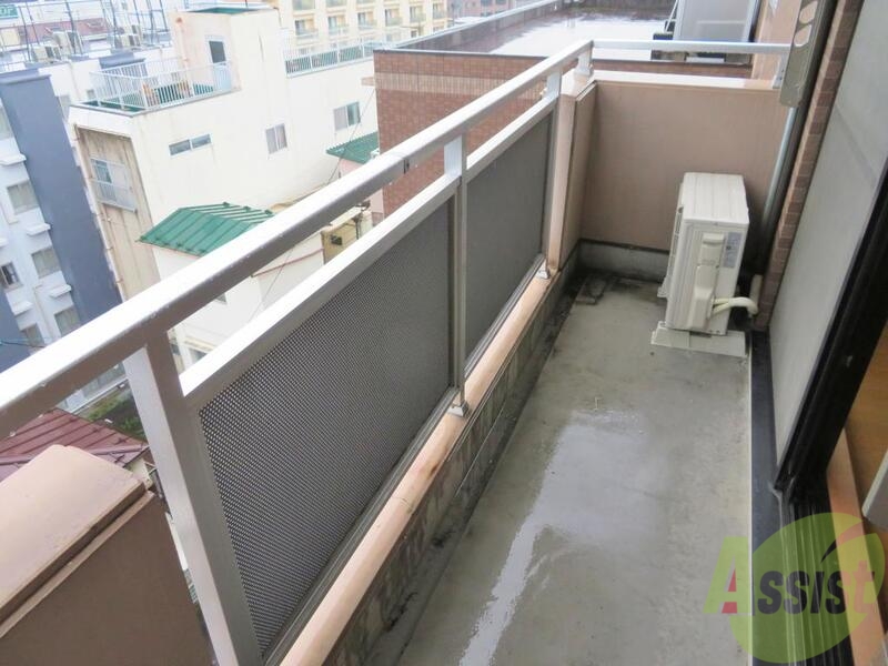 バルコニー　長めのバルコニーですのでのびのび作業できますね。