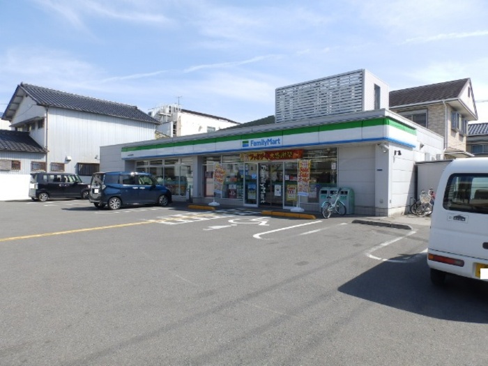 コンビニ　ファミリーマート 比島町三丁目店（コンビニ）まで129m