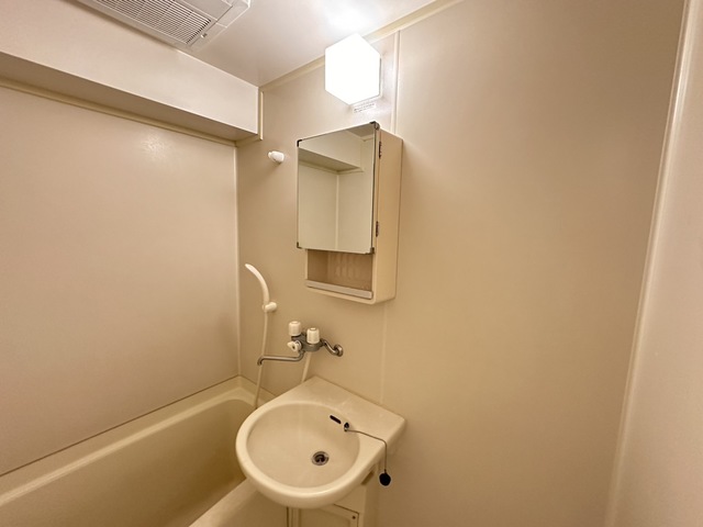 洗面設備　別部屋参考写真です