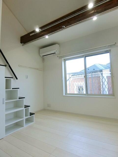 居室・リビング　天井が高く開放感があります！