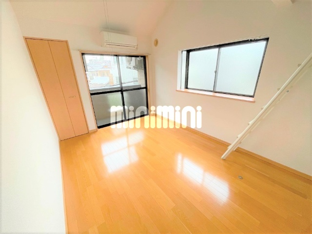 居室・リビング　角部屋で明るい雰囲気のお部屋です。