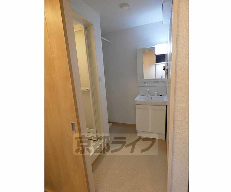 洗面設備　新築物件で何もかもとてもきれいです