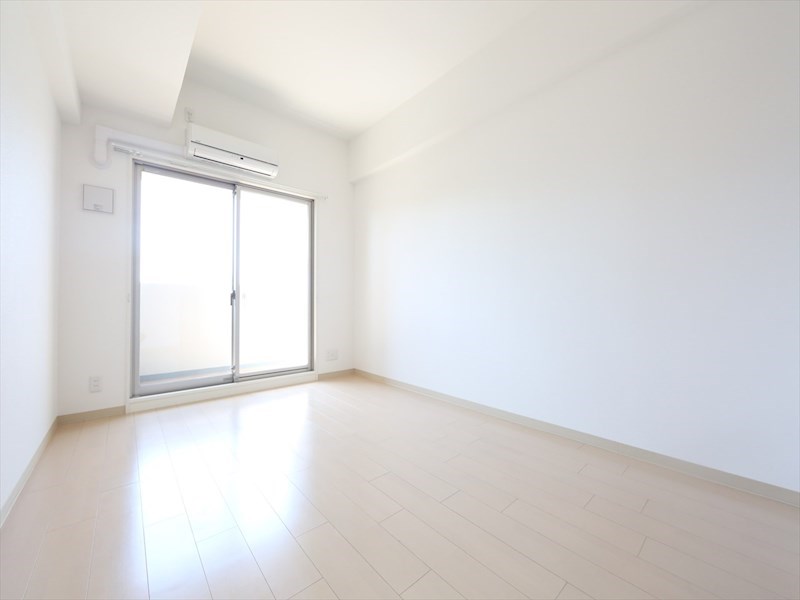 バルコニー　洋室7.3帖　エアコン完備　南面バルコニー