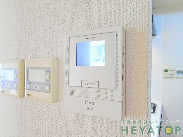 セキュリティ　モニター付きドアホンで安心確認（同仕様写真）