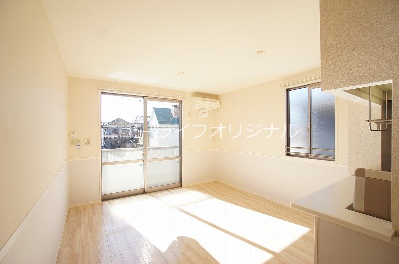 居室・リビング　バルコニーに面したLDK。対面キッチン