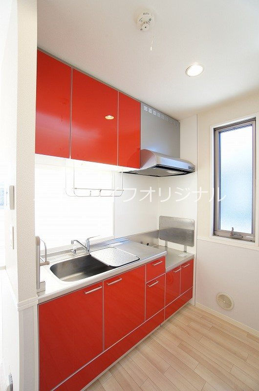 キッチン　鮮やかな赤のキッチン