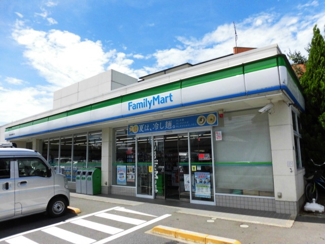 コンビニ　ファミリーマート世田谷成城通り店（コンビニ）まで240m