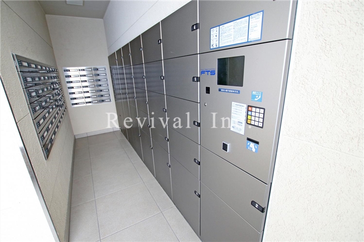 玄関　宅配ボックス完備でございます