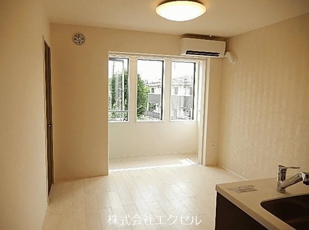 居室・リビング　明るいリビング