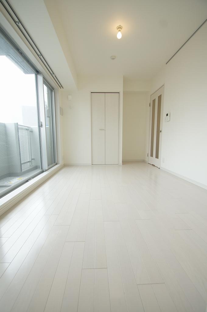 居室・リビング　「優しい色合いの床材を使用した居住空間」