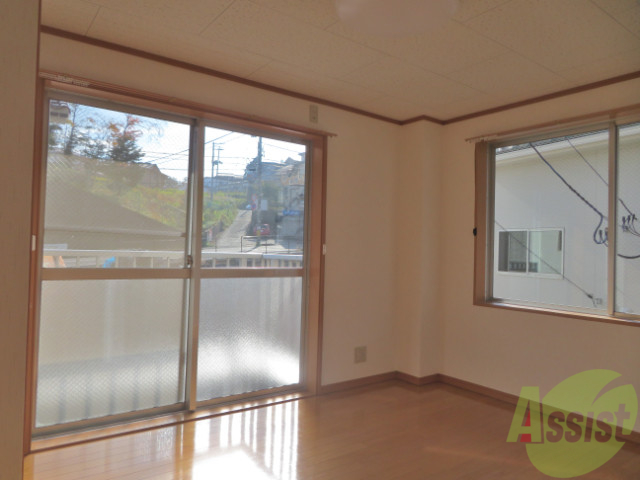 居室・リビング　南向きの日差しが入る開放感いっぱいの洋室です。