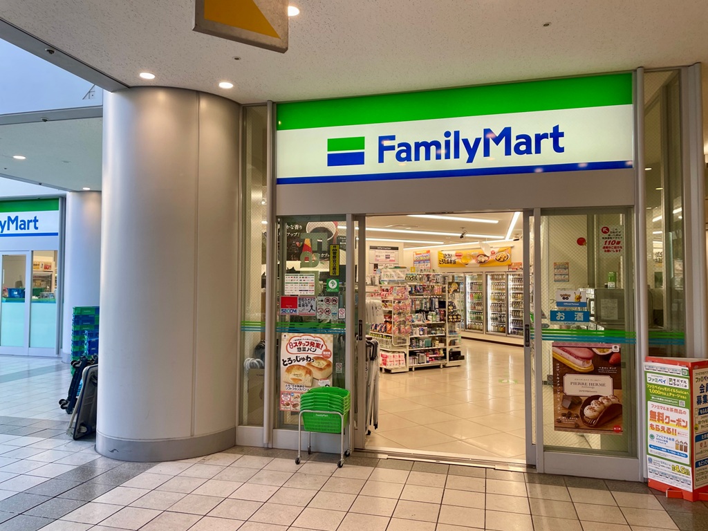 コンビニ　ファミリーマートシーバンスア・モール店（コンビニ）まで236m