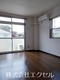 居室・リビング　エアコン完備の明るい室内です。