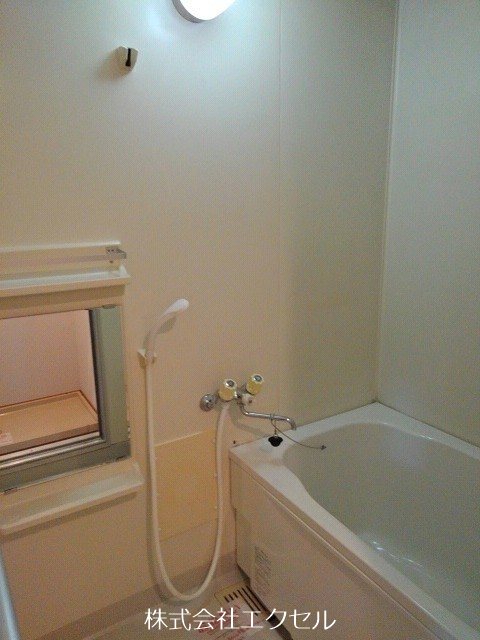 バス・シャワールーム　ゆったりと入れる綺麗な浴室です。