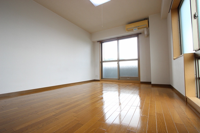 居室・リビング　同物件、別号室のものです