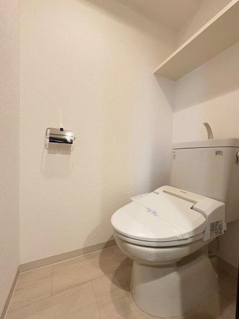 トイレ　落ち着いた色調のトイレです