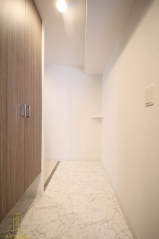 玄関　ファーストフィオーレ本町イースト