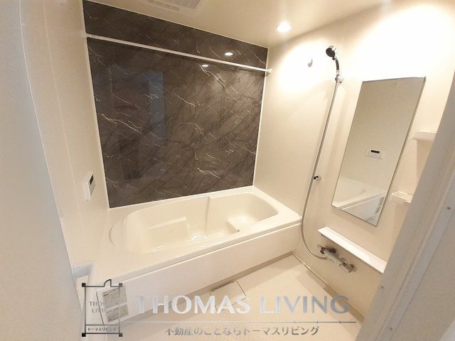 バス・シャワールーム　足が伸ばせる1坪のバスルームです。