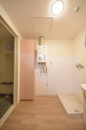 洗面設備　明るい洗面所です　※概略資料につき現況を優先します