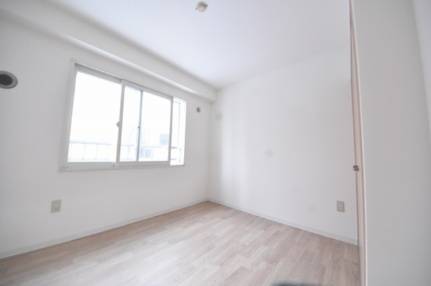 居室・リビング　洋室です　※概略資料につき現況を優先します