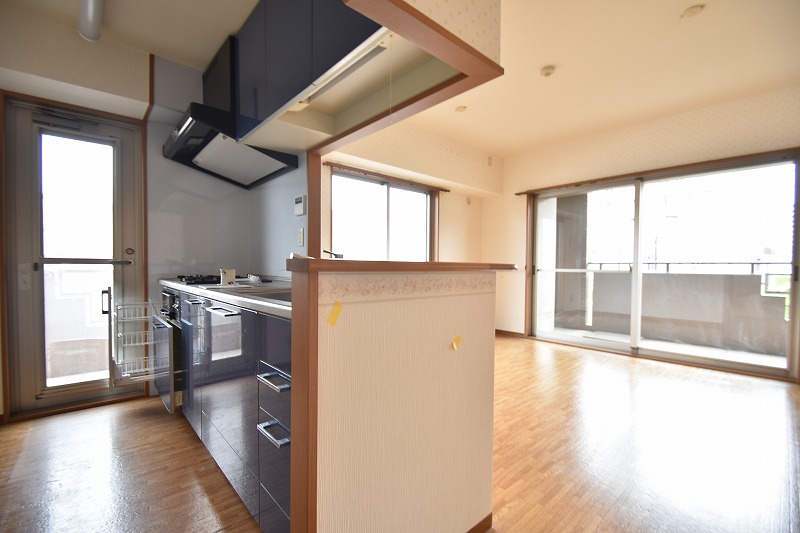 居室・リビング　2面のバルコニーに面したリビング12.1帖