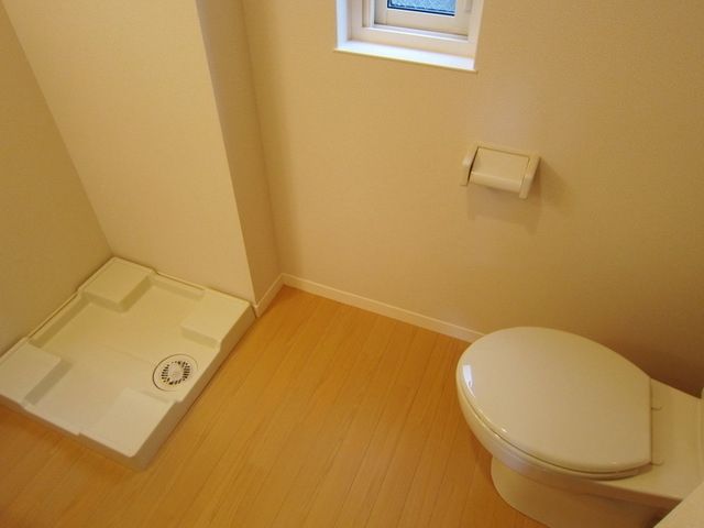 トイレ　★窓付きで明るいです★